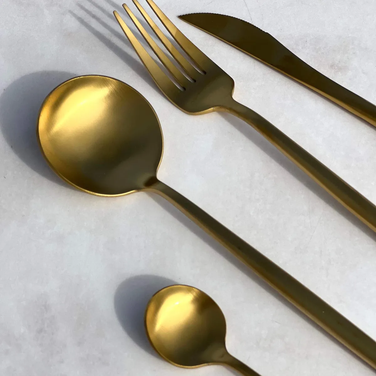 DECO EXPRESS - Set de Cubiertos 16 Piezas Dorado Acero Inoxidable 18/10