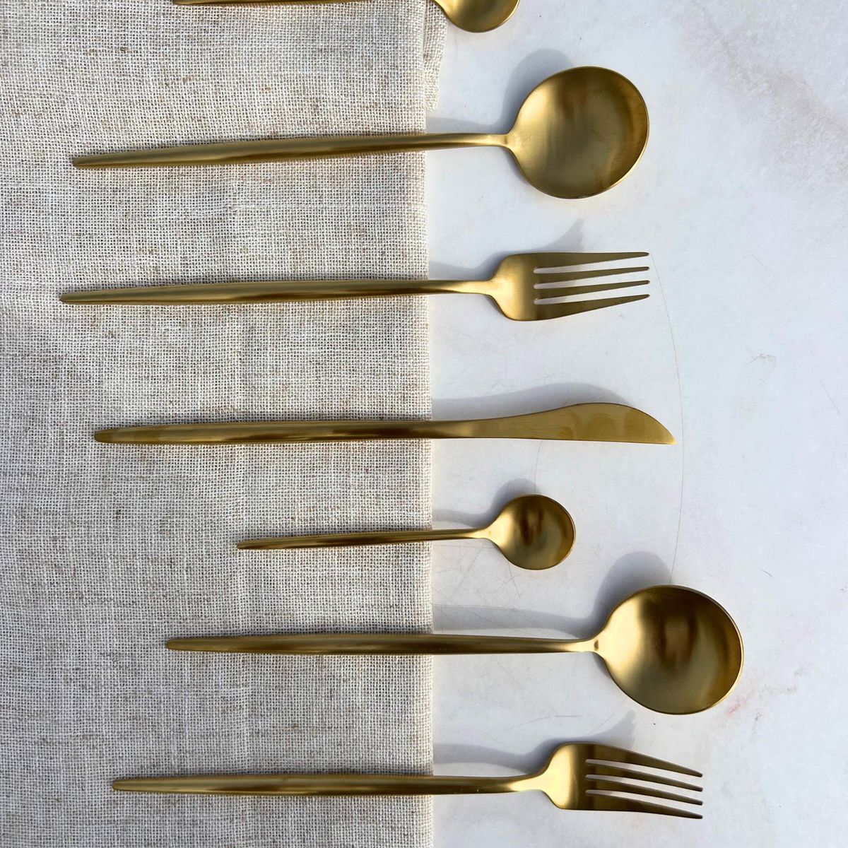 DECO EXPRESS - Set de Cubiertos 16 Piezas Dorado Acero Inoxidable 18/10