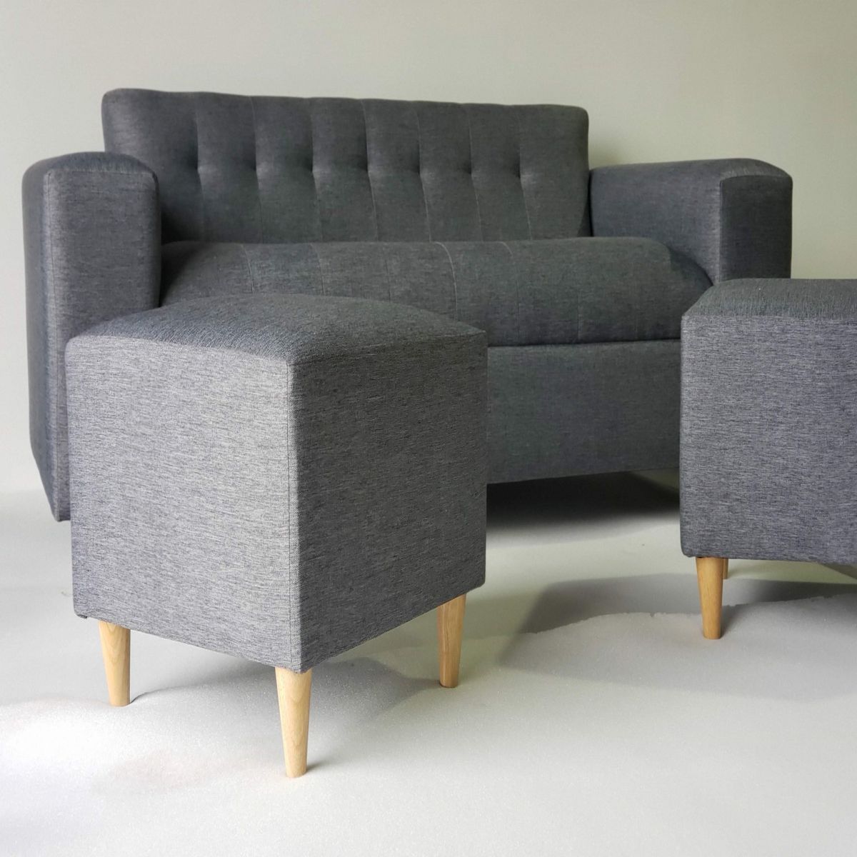 MUEBLES NEW - SOFA TRES CUERPOS MAS DOS PUFF GRIS OSCURO LINO