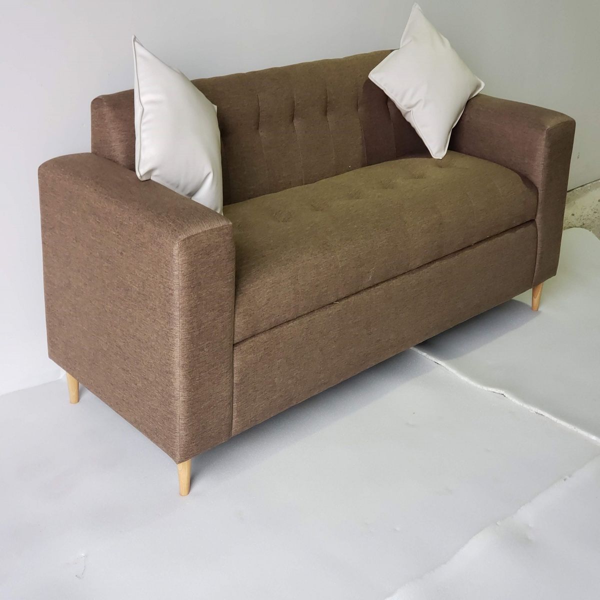 MUEBLES NEW - SOFA DOS CUERPOS MARRON LINO MAS COJINES.