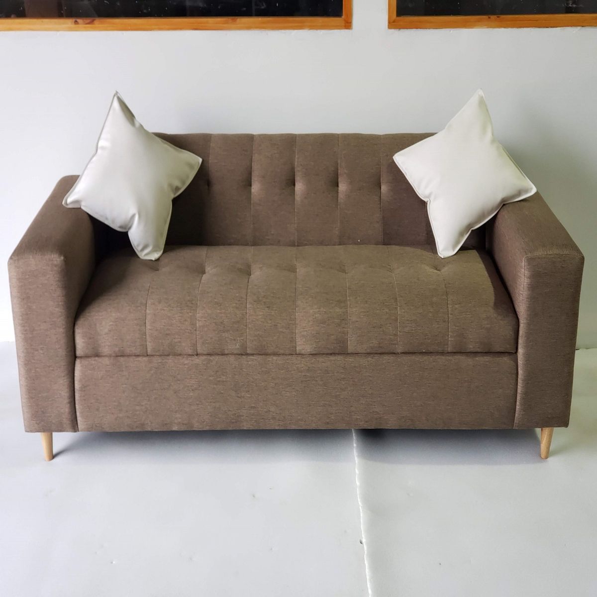 MUEBLES NEW - SOFA DOS CUERPOS MARRON LINO MAS COJINES.