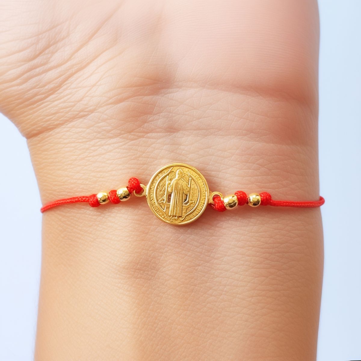 COGGIOLA - Pulsera San Benito Bolitas Enchapado Oro 18K Cordón Rojo
