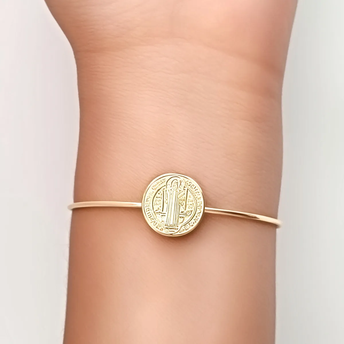 COGGIOLA - Pulsera Esclava Medalla San Benito 15mm Enchapado Oro 18K