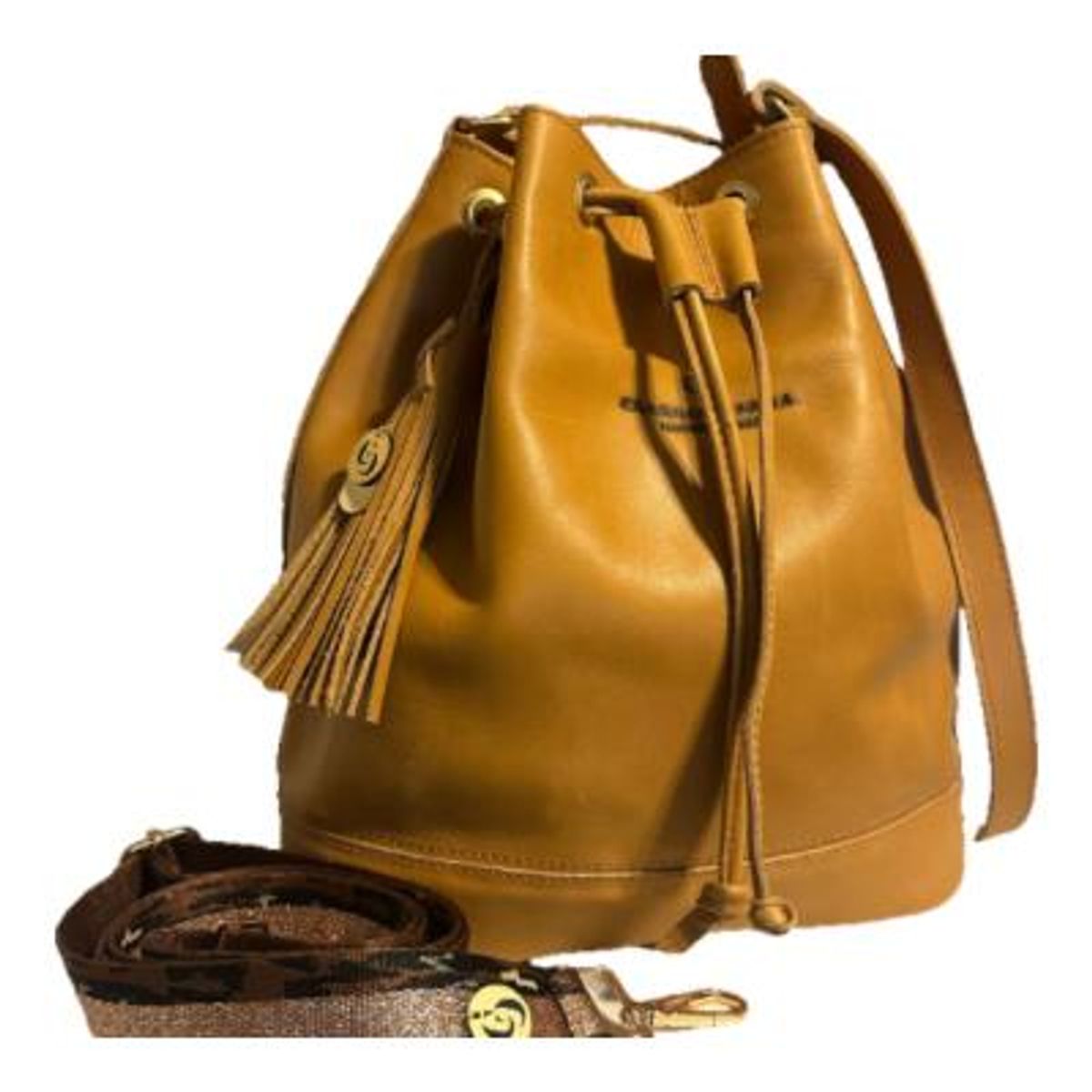 CLAUDIA CERDA - Camel BomBom Bag exclusiva cartera en cuero