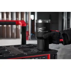MILWAUKEE - Vaso color negro Packout de 30oz