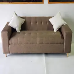 MUEBLES NEW - SOFA TRES CUERPOS MARRON LINO MAS COJINES