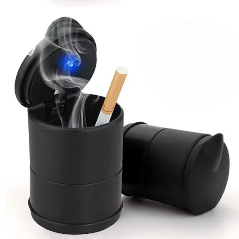 Cenicero USB Con Luz LED Roja Tipo Faro Para Auto – Filtro De Olores Y Diseño Moderno En Plata