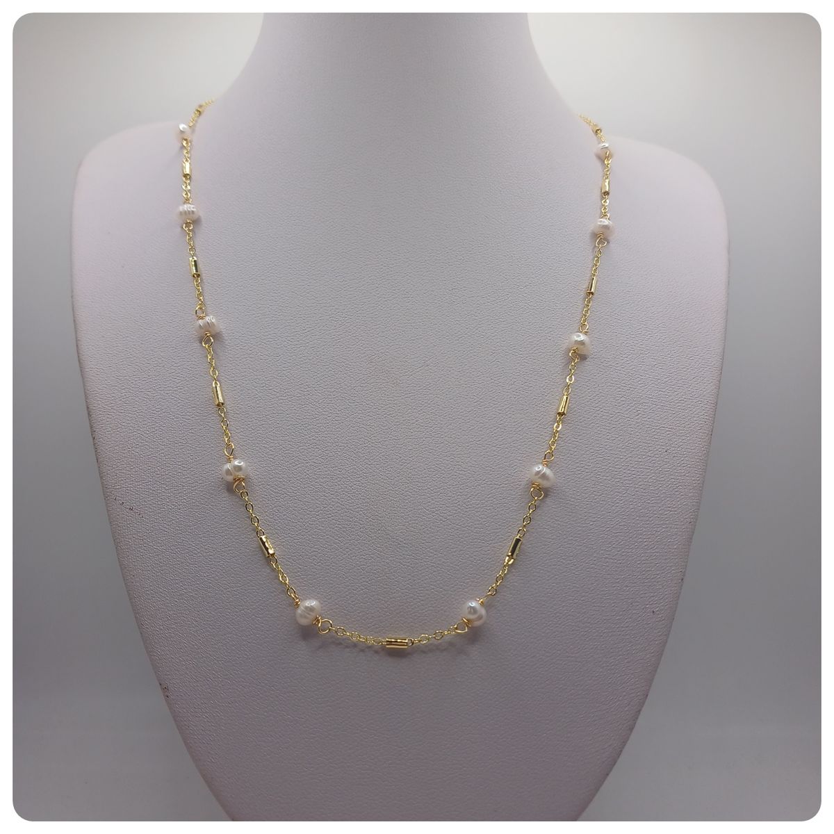 CAT JOYAS - Collar de perlas de rio con cadena enchapado en oro