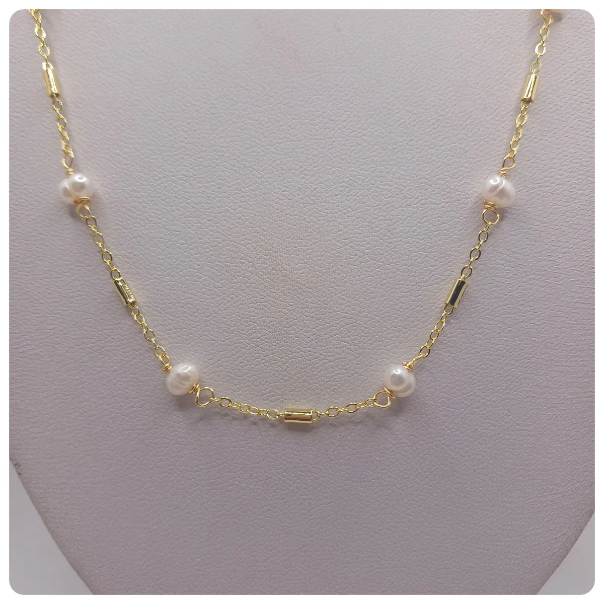 CAT JOYAS - Collar de perlas de rio con cadena enchapado en oro