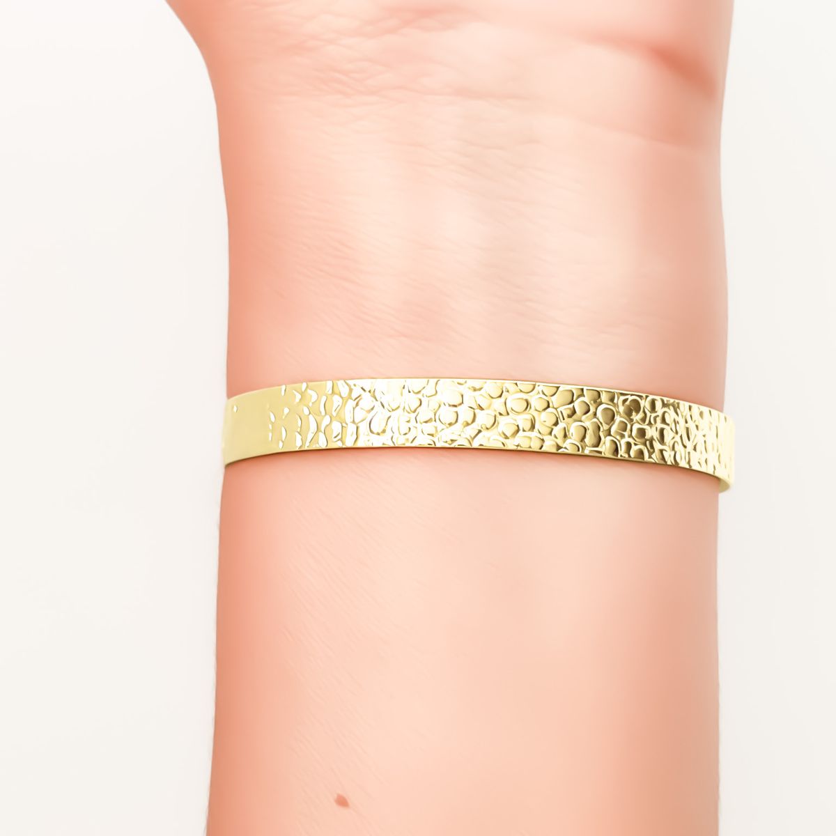 ANDREA COGGIOLA JOYAS - Pulsera Esclava Isidora Texturada Enchapado Oro 18K