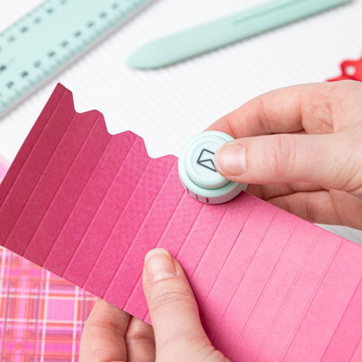 SIZZIX - GUILLOTINA PLEGADORA Y PLIZADORA