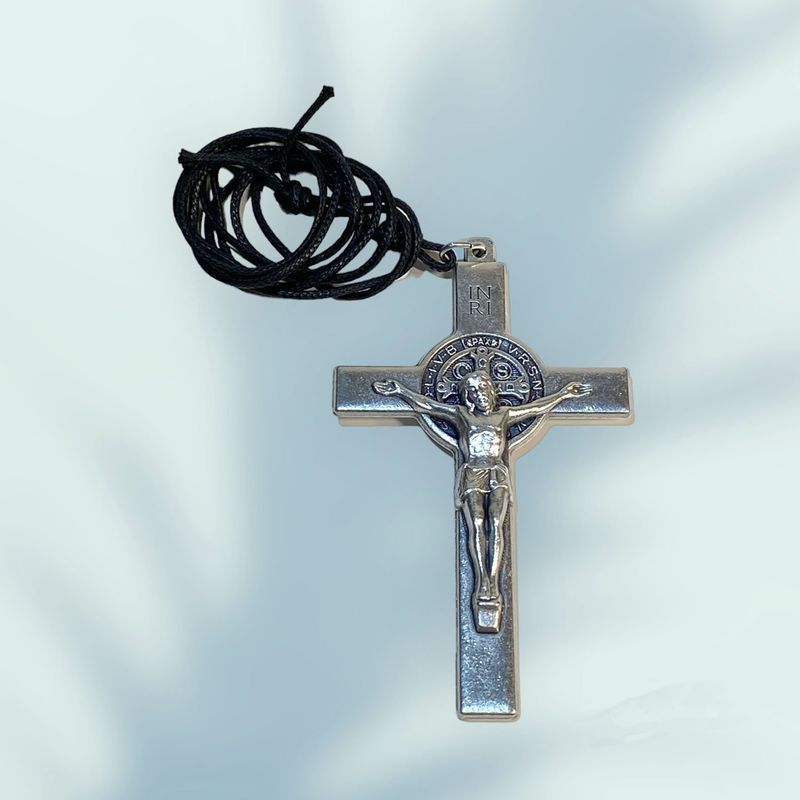 GENERICO - Crucifijo Italiano  de San Benito en Metal con cordón