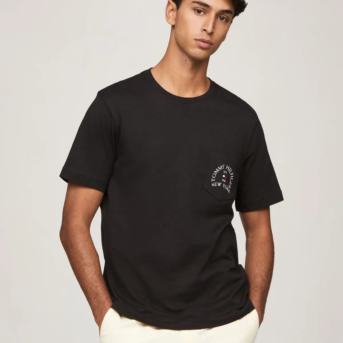 TOMMY HILFIGER - Polera Con Bolsillo Y Logo Arqueado