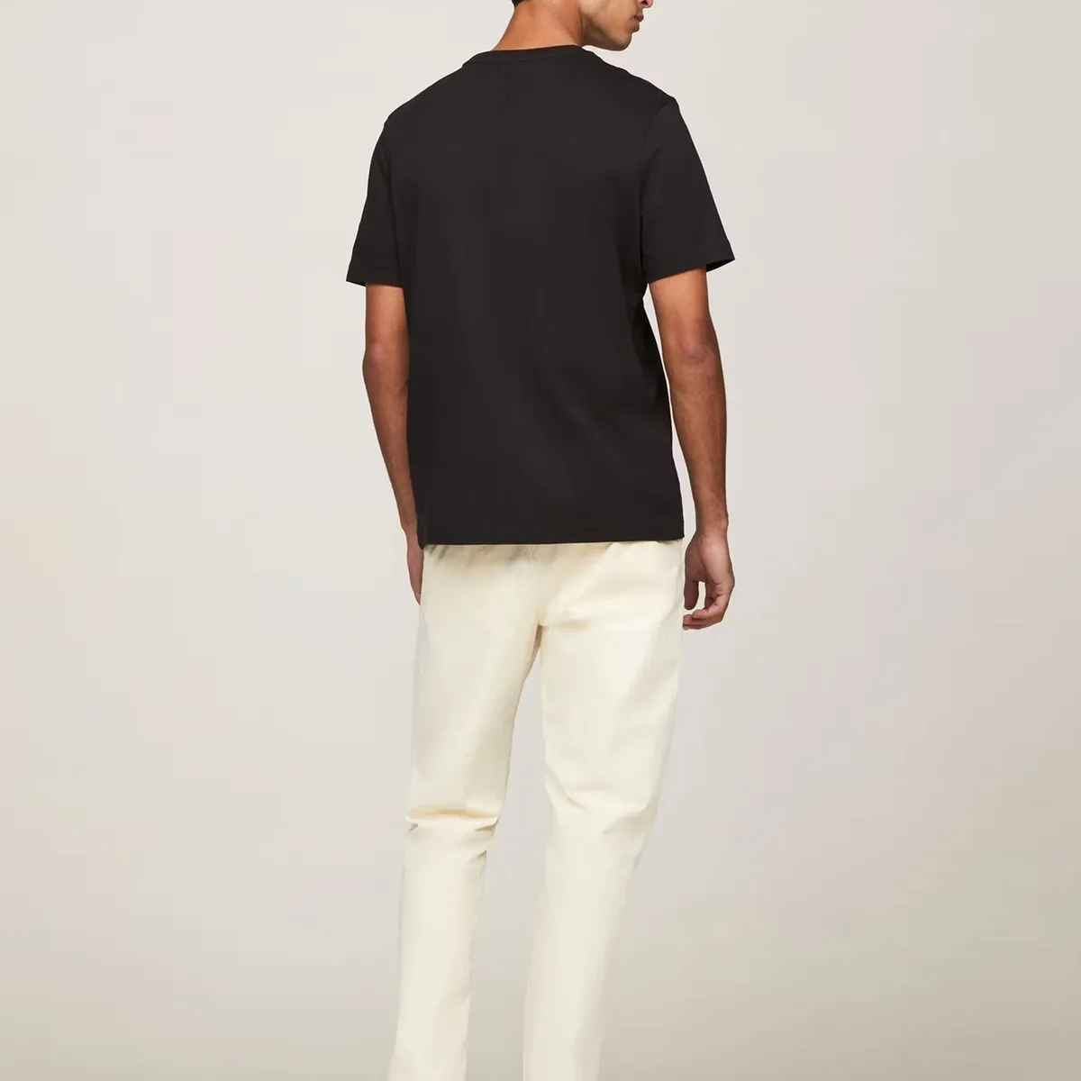 TOMMY HILFIGER - Polera Con Bolsillo Y Logo Arqueado