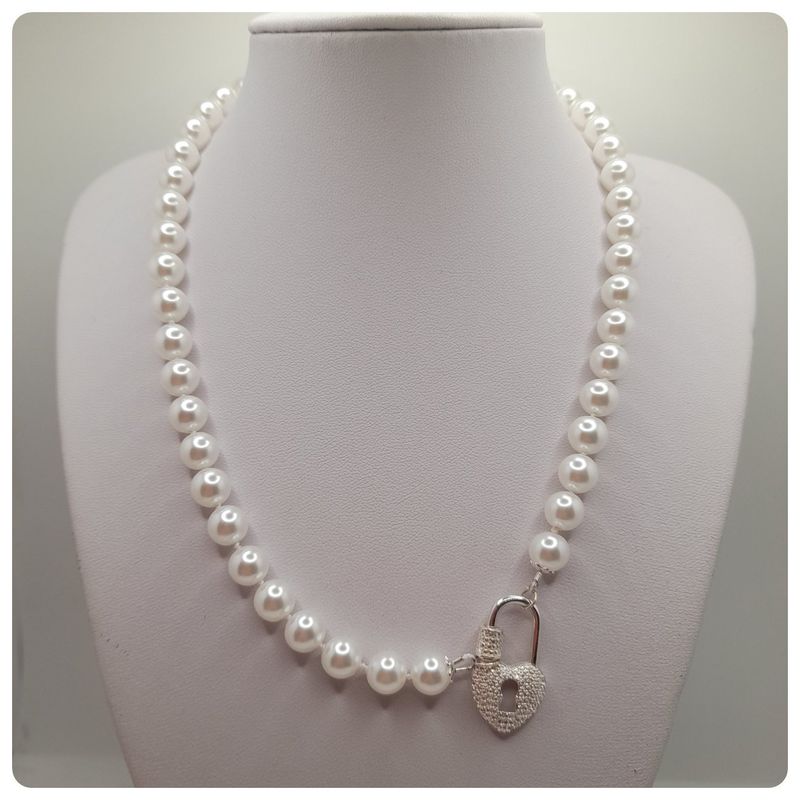 CAT JOYAS - Collar perlas Shell con broche de corazón de plata fina