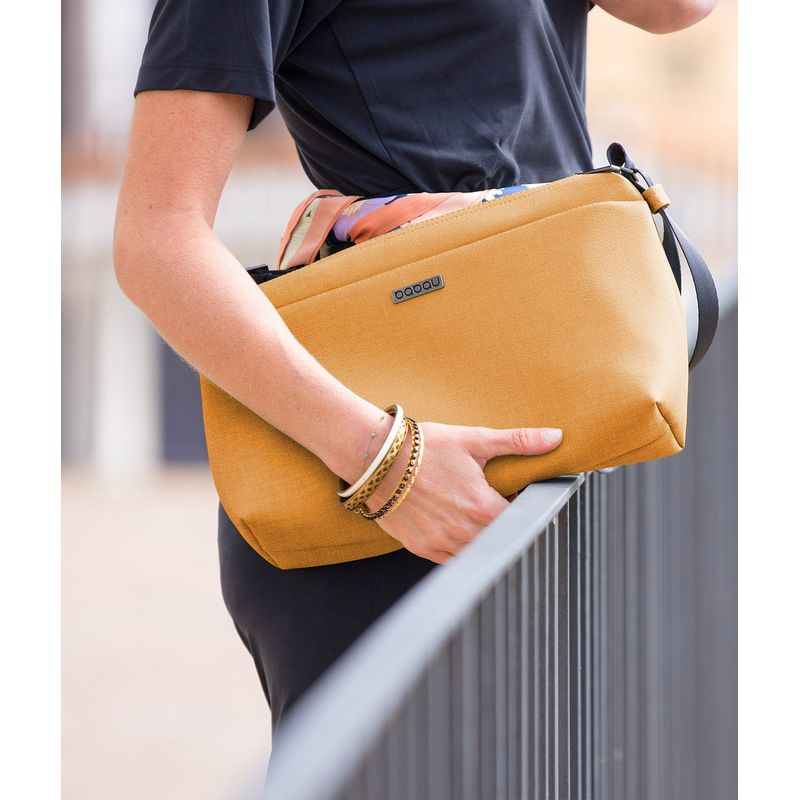 BABAU BARCELONA - Cartera Bandolera Europea Iluminación Integrada DUBSTEP GRAIN MUSTARD