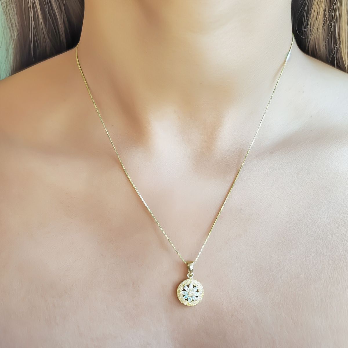 ANDREA COGGIOLA JOYAS - Collar Margarita Circón Enchapado Oro 18K