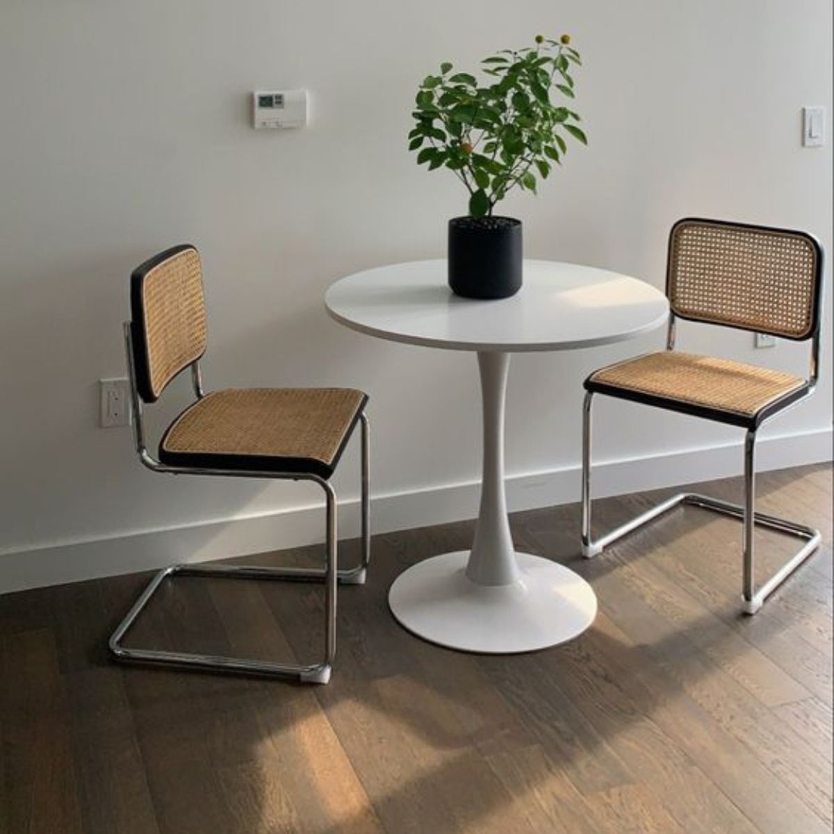 PANDALINO - Pack 2 Silla Voladiza color Negro - Ratan & Metal - Comedor/Living
