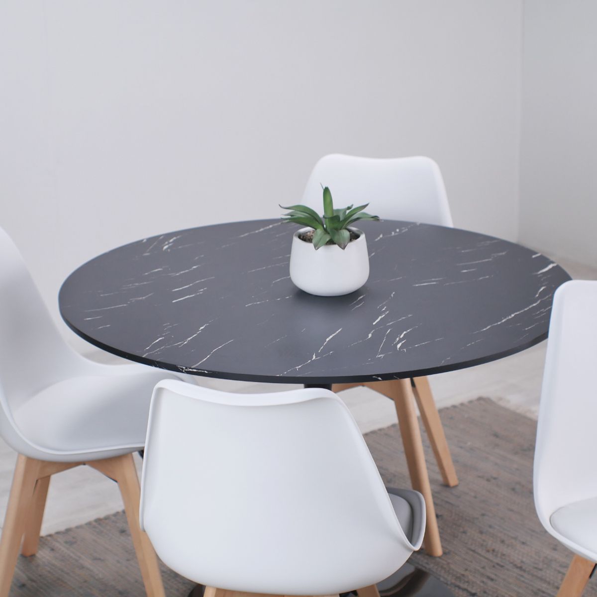 PANDALINO - Comedor Mesa Tulip Redonda 100cm Negra + 4 Sillas Tulip Blancas