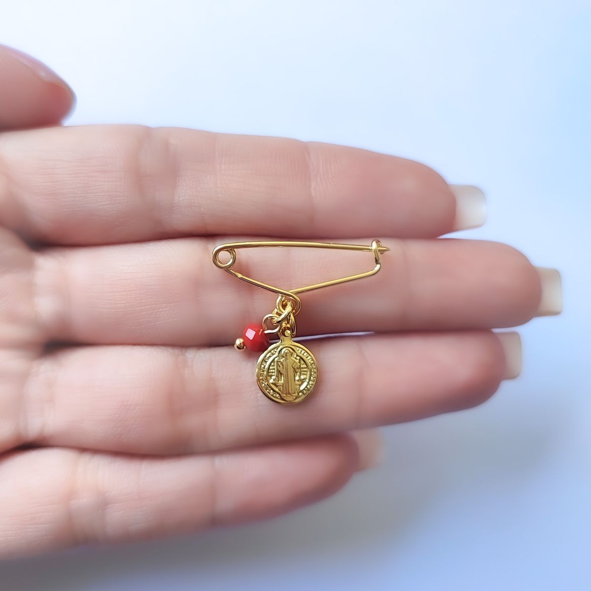 COGGIOLA - Prendedor Bebé San Benito Cristal Rojo Alfiler Enchapado Oro 18K