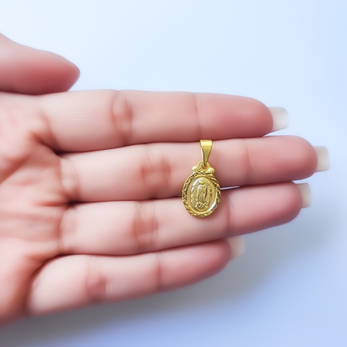 COGGIOLA - Colgante Medalla Virgen Guadalupe 11mm Ovalado Borde Enchapado Oro 18K