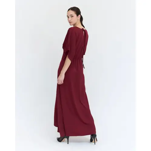 GUINDA - Maxi Vestido con escote en V y mangas cortas Amalita Guinda.-