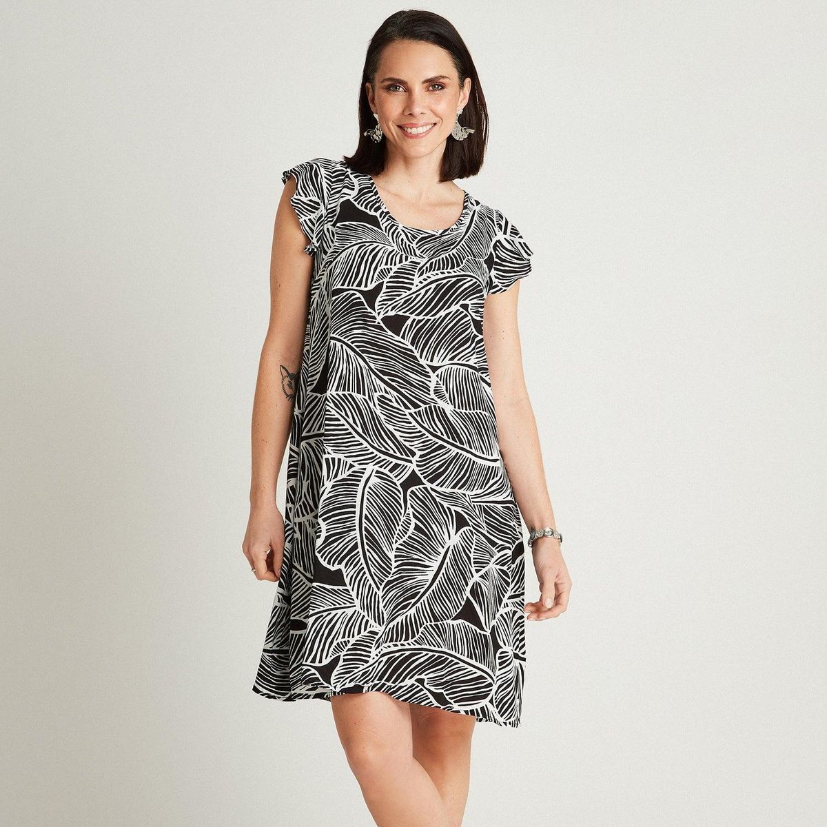 CURVI - Vestido Corto Negro Manga Corta Estampado Cuello Redondo