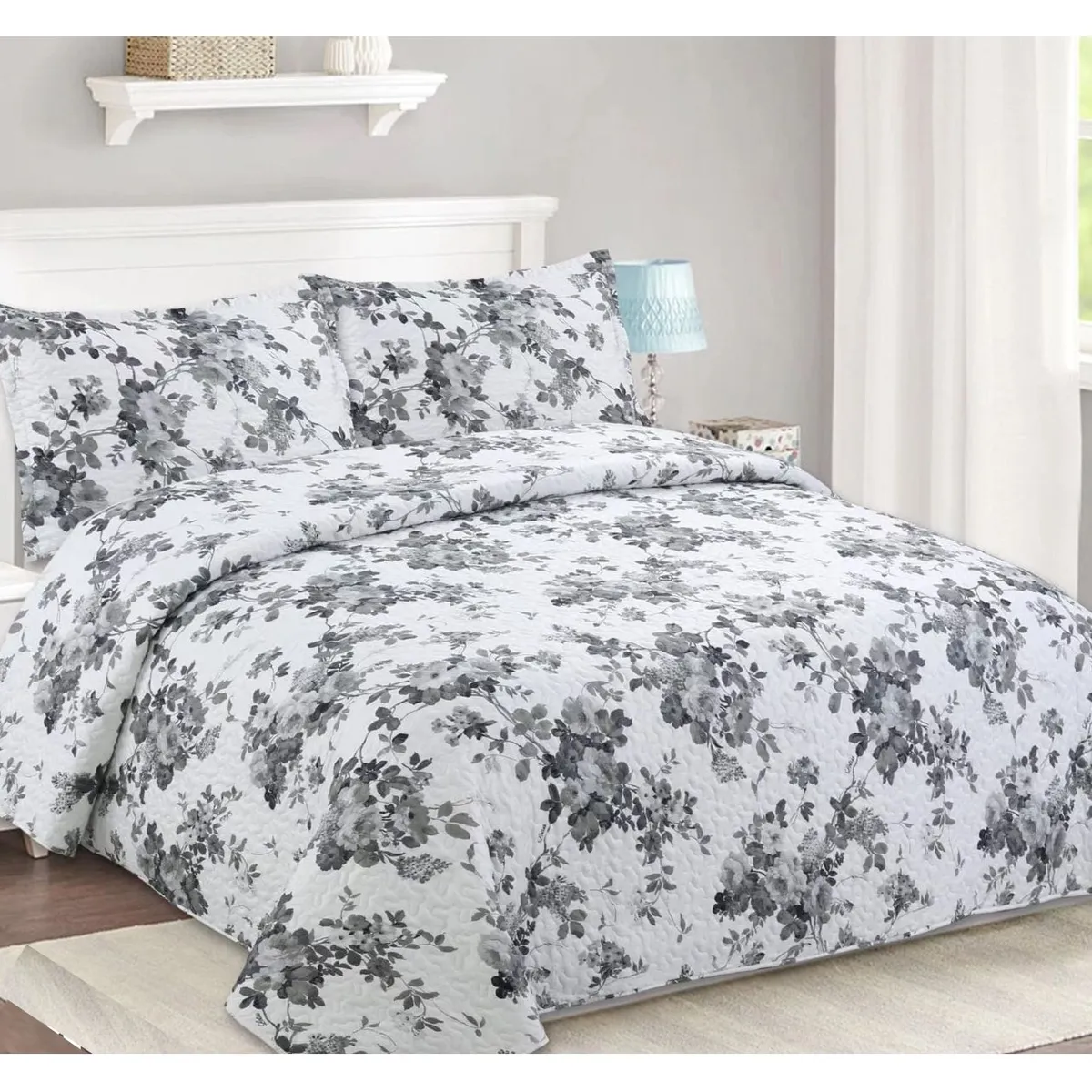 COMPRAPO - Cubrecama Quilt Liviano King Flower Gray + 2 Fundas 50x70 Cm