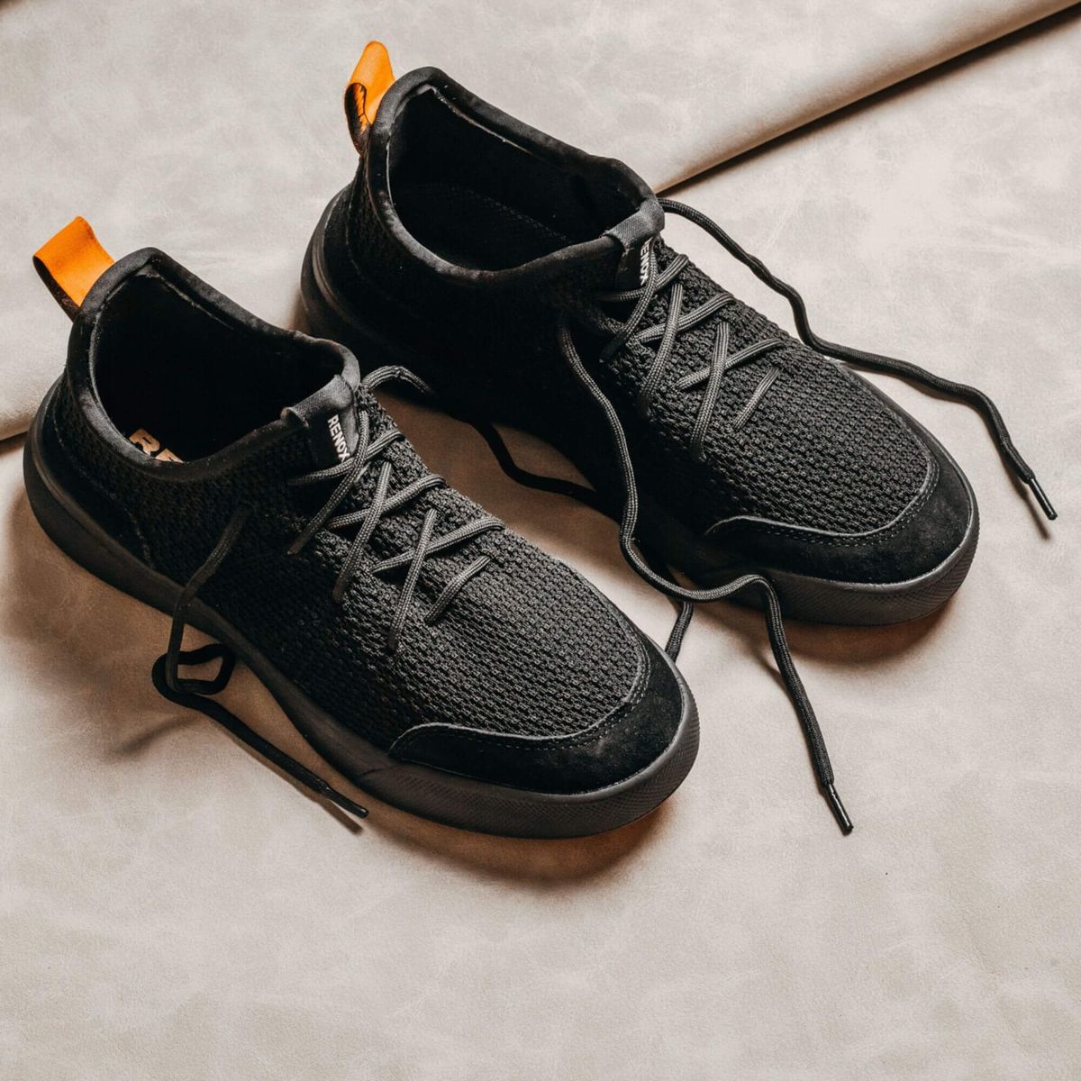 RENOX - Zapatilla Outdoor Liviana Cómoda Viaje Renox Versaknit Negro Unisex