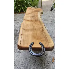 BOSQUE SUR SPA - Tabla rústica asado Madera Ciprés de largo 1 metro con 2 herraduras