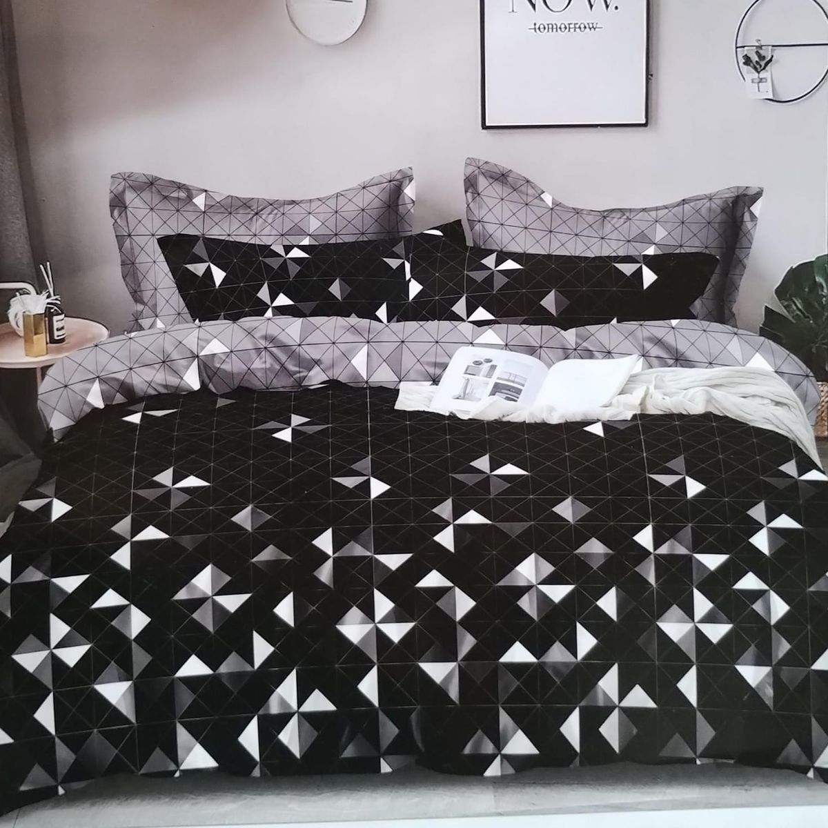 ANGELES DEL HOGAR - CubreCama de Verano Quilt Plaza y Media  Negro Con Triangulos