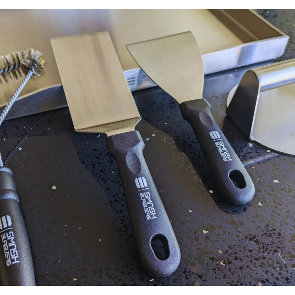 FUN AT HOME LO DIVERTIDO DE ESTAR EN CASA - Kit Completo Parrilla Plancha + Prensa + Espatulas + Cepillo