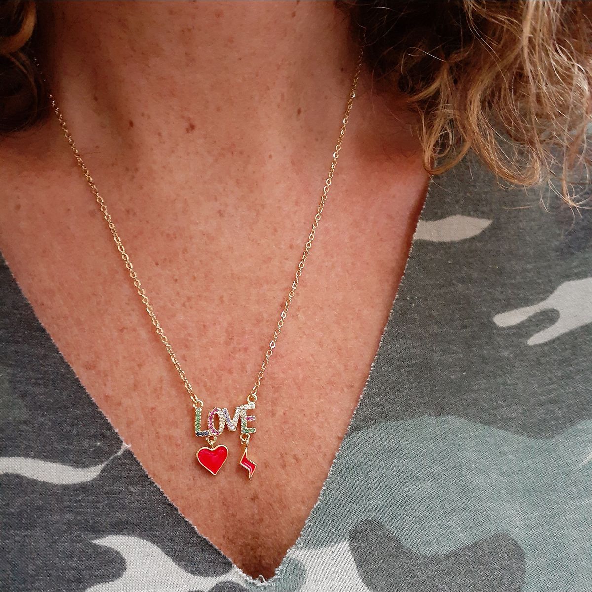 VANE COLLECTION - Collar para mujer cadena dorada colgante love esmaltado en baño de oro y circones