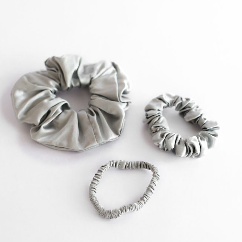 MARINA COLORINA - Set 3 Scrunchies collet Gris Plata de Seda Marina Colorina 22 momme