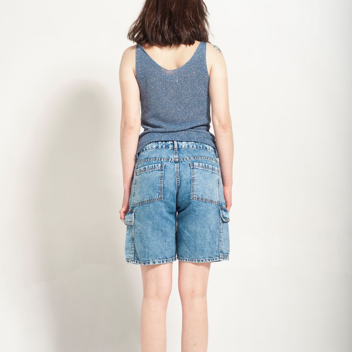 MOMCHIC - Short Cargo Azul Bolsillos