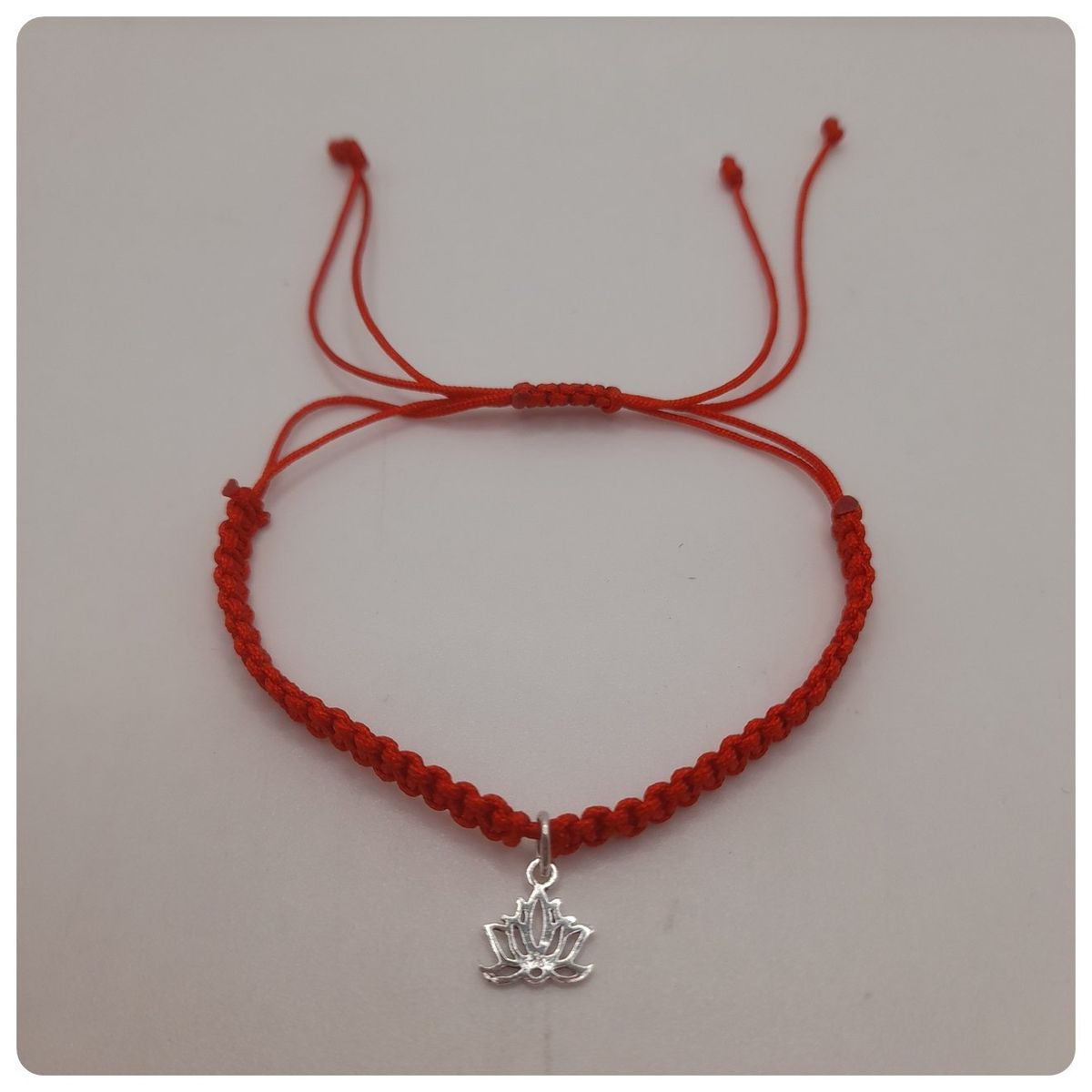 CAT JOYAS - Pulsera de flor de loto de plata con hilo rojo macramé