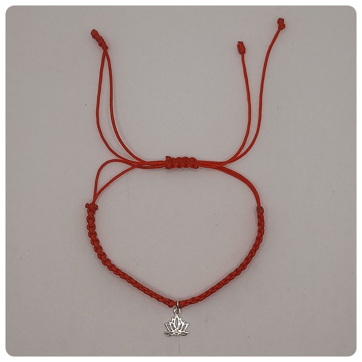 CAT JOYAS - Pulsera de flor de loto de plata con hilo rojo macramé