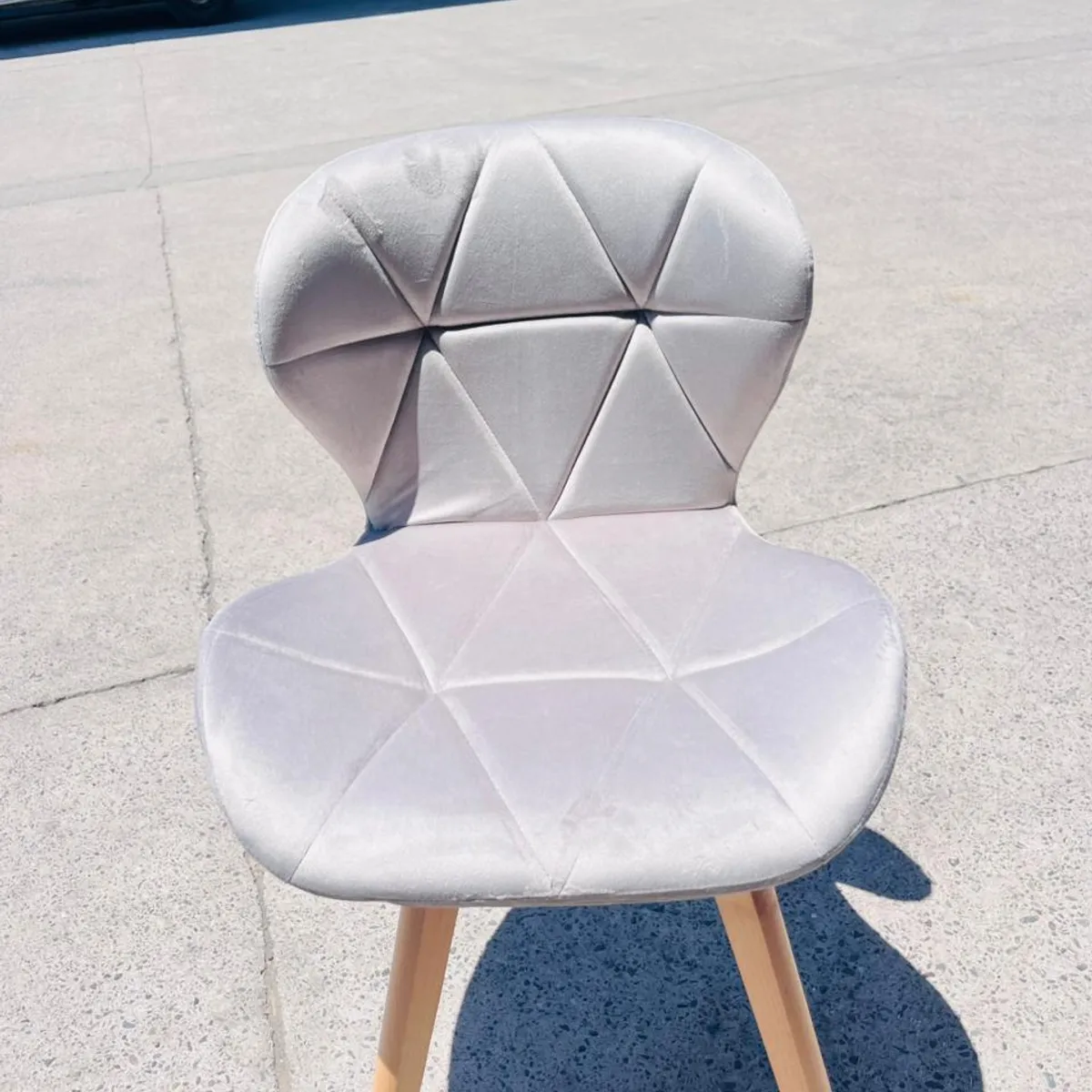 GENERICO - JUEGO COMEDOR MESA 140X90 + 4 SILLAS FELPA FIORI GRIS.