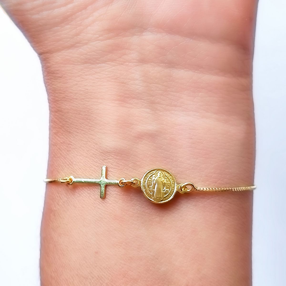 COGGIOLA - Pulsera Medalla San Benito Cruz Niña Enchapada Oro 18K