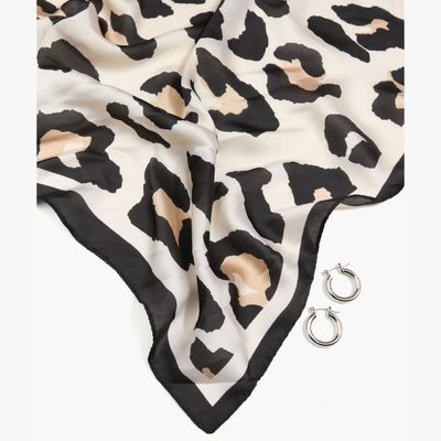 Imagen 2 del producto Set Pañuelo Y Aros Animal Print Clásico