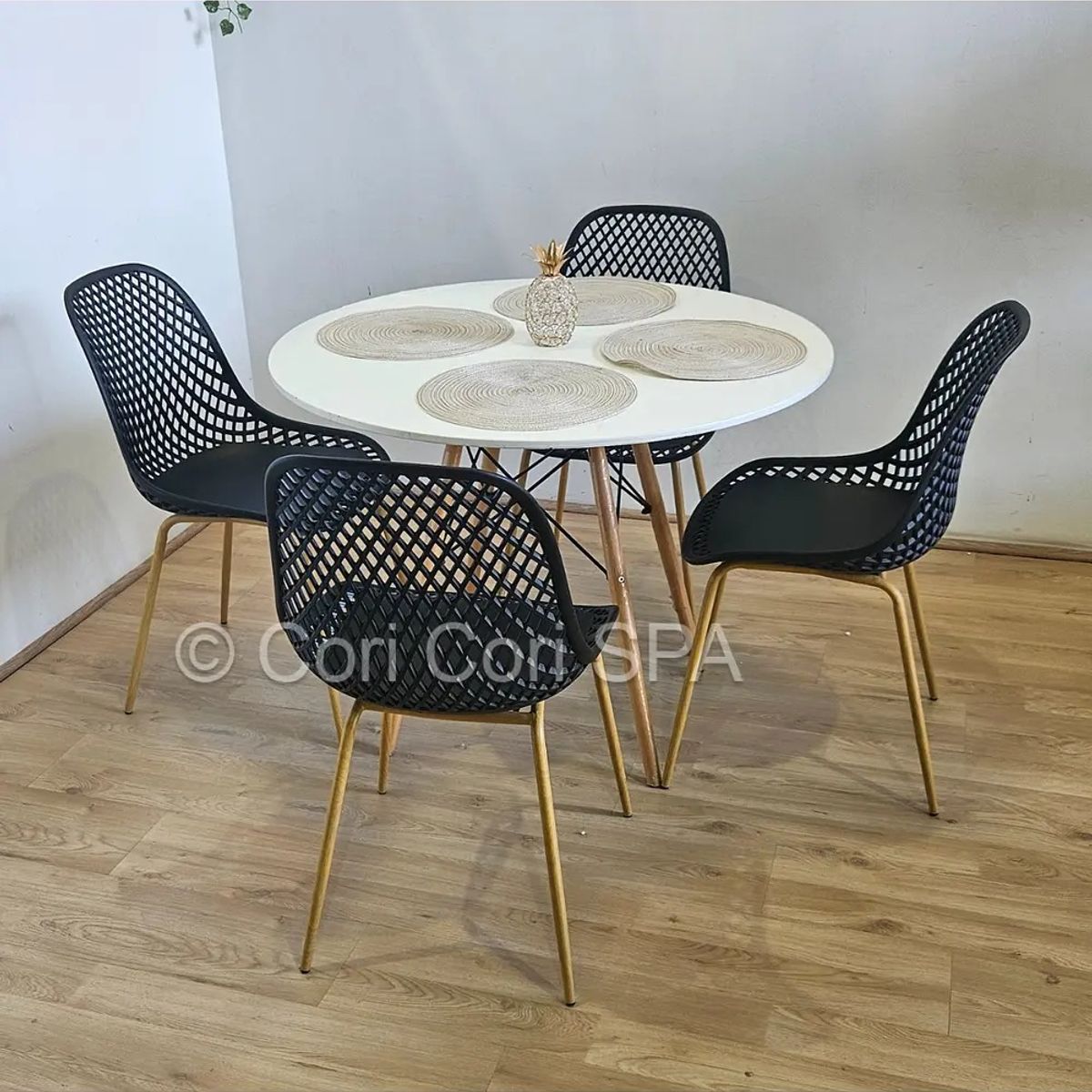 CORI CORI - Comedor Mesa Eames Blanca 80cm + 4 Sillas Panal Negra