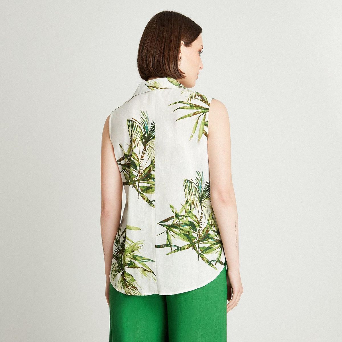 CURVI - Blusa Beige Sin Manga Estampado Cuello Solapa