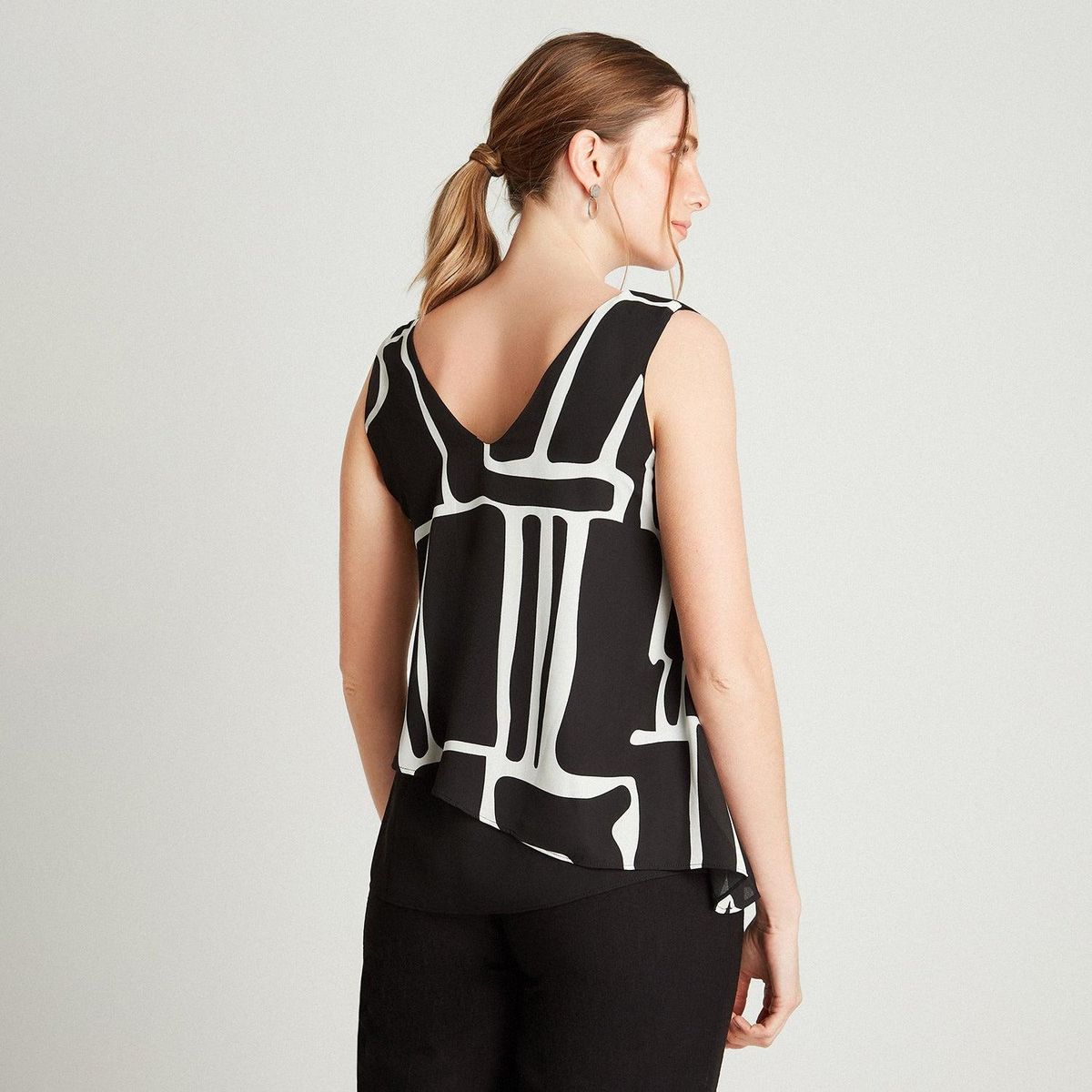 LORENZO DI PONTTI - Blusa Negro Sin Manga Cuello V