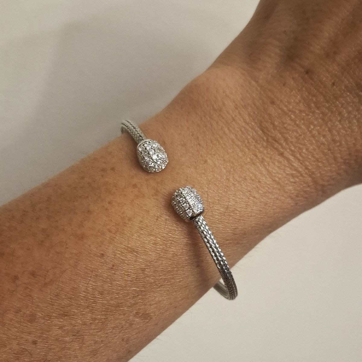 VANE COLLECTION - Pulsera para mujer fina esclava abierta ajustable dos puntas pave circones y baño de rodio
