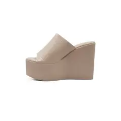 APOSTOL - Sandalia cocodrilo tacón cuña beige plataforma mujer