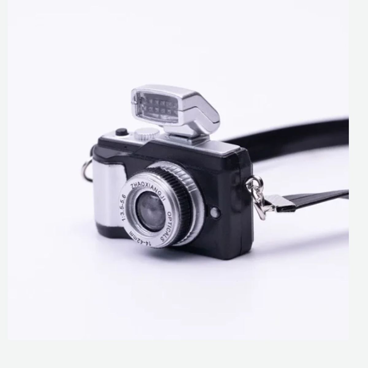 GENERICO - LLAVERO DISEÑO CÁMARA CON FLASH INCLUIDO