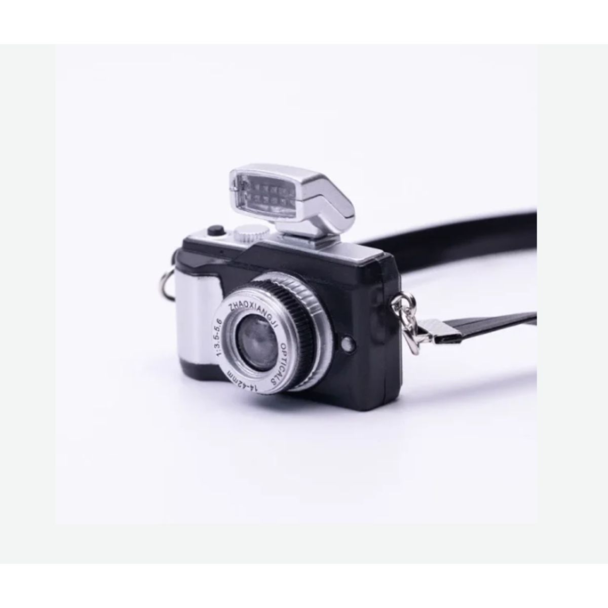 GENERICO - LLAVERO DISEÑO CÁMARA CON FLASH INCLUIDO