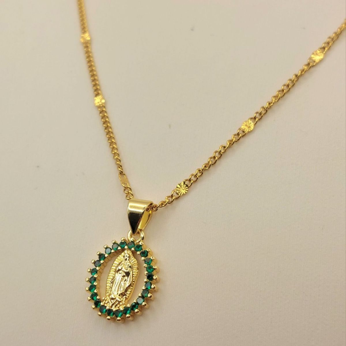 GENERICO - Cadena Oro Laminado Tejido Destellos Virgen Guadalupe de Esmeralda