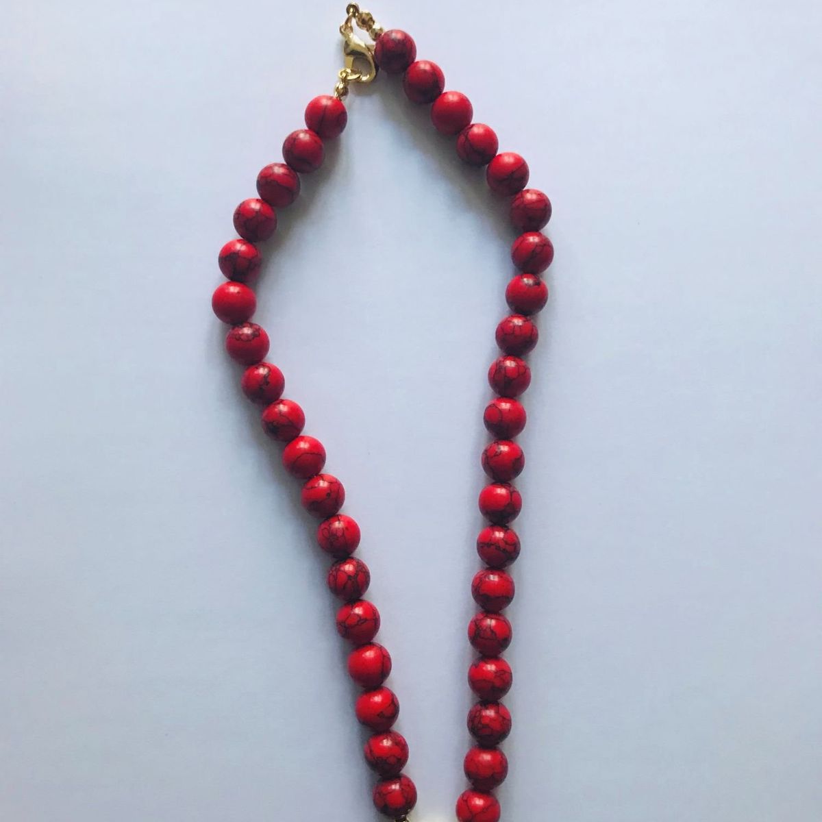 FRAUEN - Collar Howlita Rojo Corazón Baño Oro