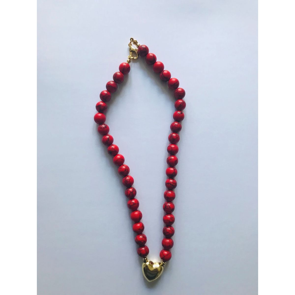 FRAUEN - Collar Howlita Rojo Corazón Baño Oro